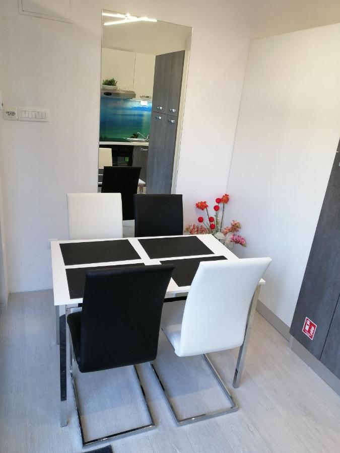 Apartment Rose By The Beach & Tennis Courts 스플리트 외부 사진