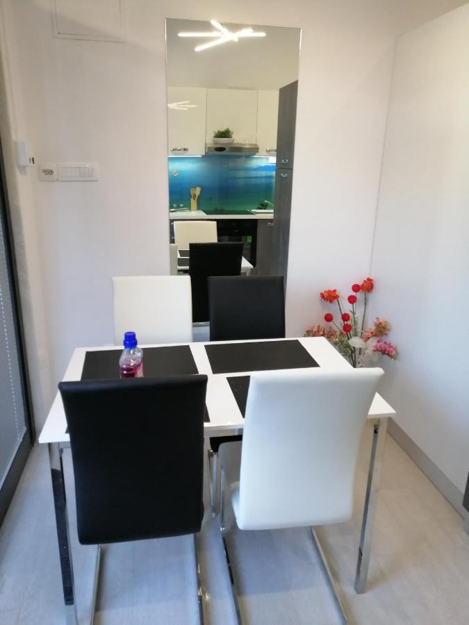 Apartment Rose By The Beach & Tennis Courts 스플리트 외부 사진